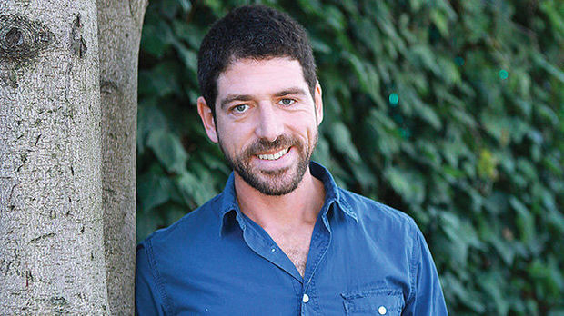 Известный актер, вооружившись молотком, совершил налет на дом - ФОТО