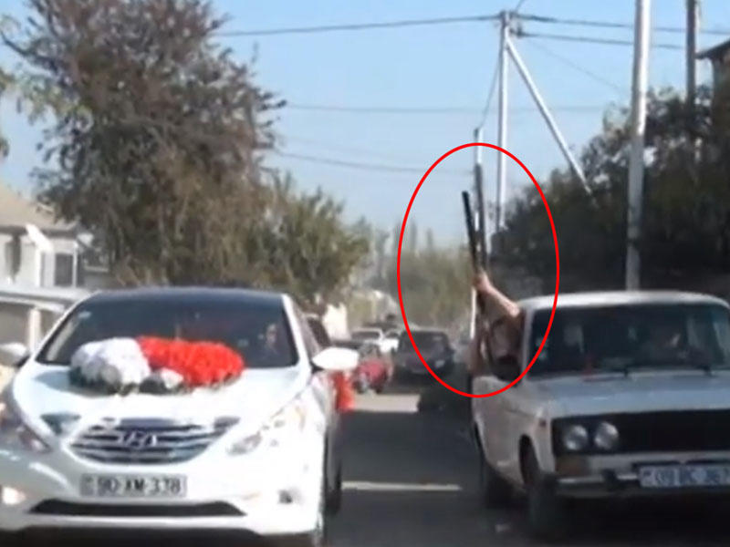 Azərbaycanda toy karvanında silahdan atəş açılıb, təhlükəli anlar yaşanıb - FOTO