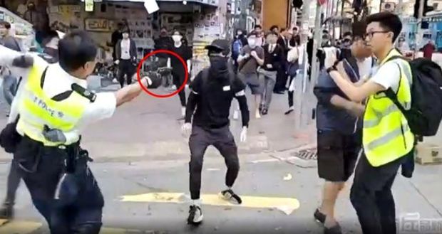 Polis canlı yayımda etirazçını güllələdi - VİDEO