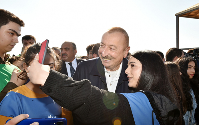 “Cənab prezident, şəkil bulanlıq düşüb, yenidən çəkdirə bilərik?” - VİDEO