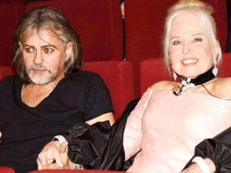 Könülün əri rəfiqəsinə lüt şəkillərini göndəribmiş