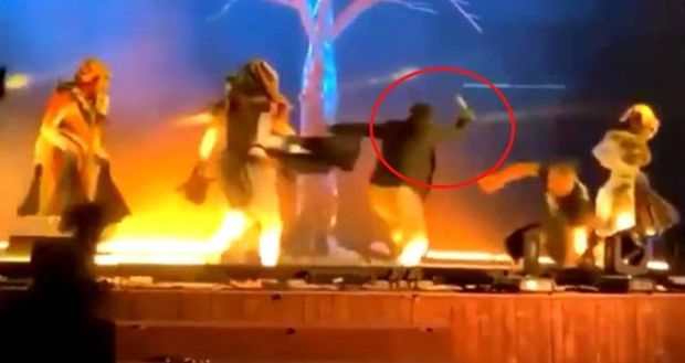 Aktyorlar tamaşa vaxtı səhnədə bıçaqlandı - ANBAAN VİDEO