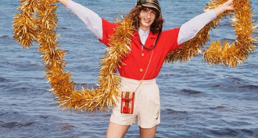 Санта в шортах и снеговик из песка: Gucci сняли рождественскую кампанию на пляже - ФОТО