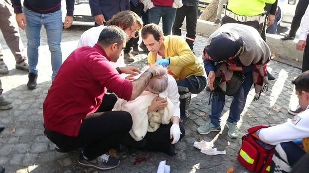 Pul vermək istəməyən turist qadın dəmirlə döyüldü - VİDEO