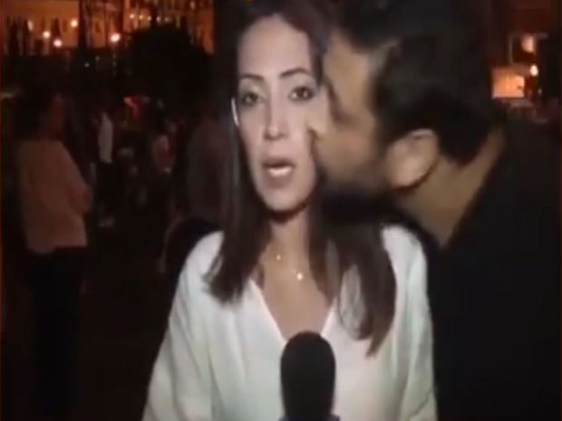 Мужчина в прямом эфире поцеловал журналистку - ВИДЕО