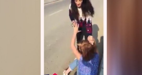 Qadınlar kişi üstündə saçyolduya çıxdı - 