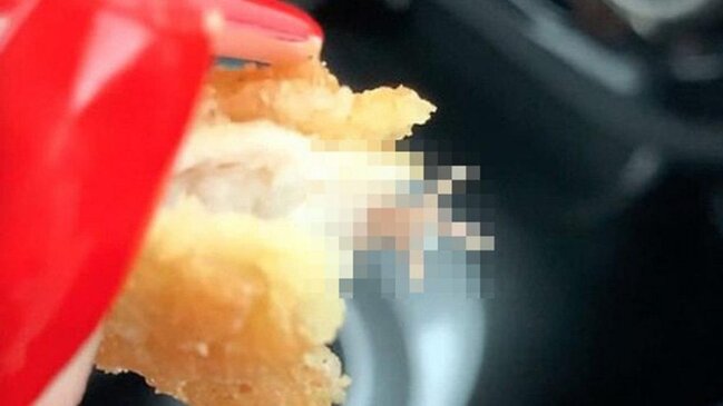 Aldığı burqerin içindən toyuq ayağı çıxdı - ŞOK FOTO