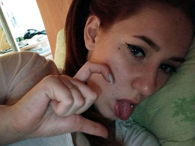 15 yaşlı qızlarının otağına girən valideynləri dəhşətə gəldi - Məktəbdə bıçaqlanıb, evə gəlibmiş....