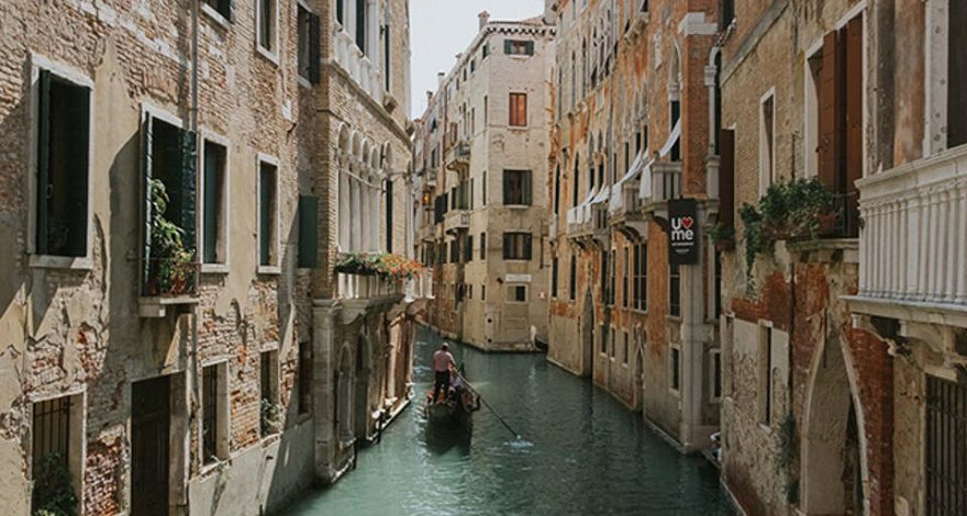 Венеция практически полностью скрылась под водой - ВИДЕО