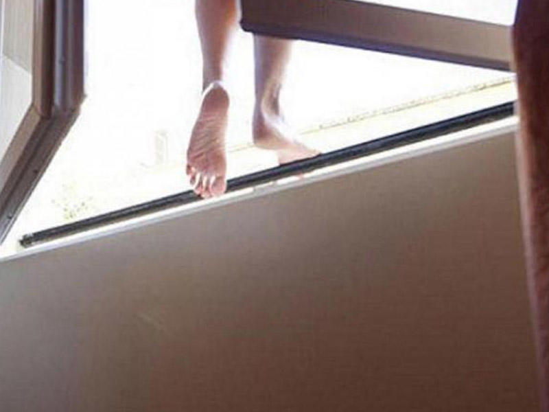 Rusiyada ana özünü iki azyaşlı uşağı ilə 9-cu mərtəbədən atıb