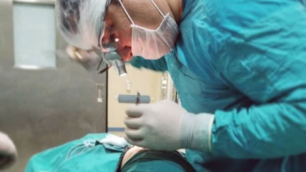 Moskvada kişi biznesmenin burnunu dişlədi