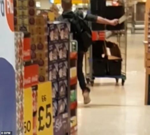 Mətbəx baltası ilə marketə girdi, çaxnaşma yarandı - VİDEO