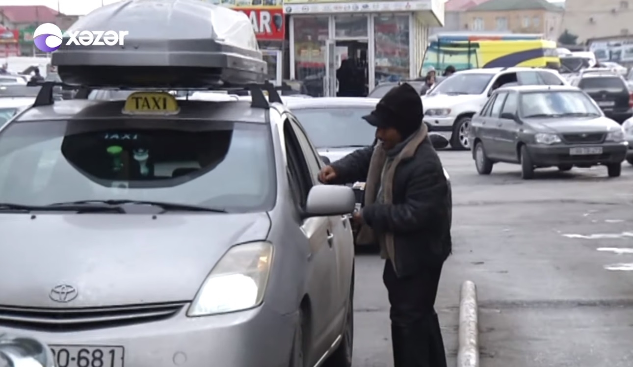 Bakının mərkəzində qanunsuz pul yığılır - 20 qəpik - 1 manat - VİDEO