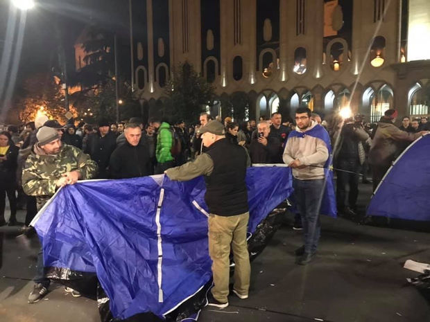 Gürcüstan parlamentinin qarşısında yenə də çadırlar quruldu