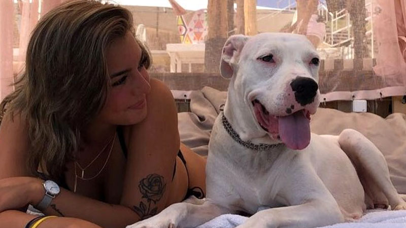 Türk futbolçunun gözəlliyi gündəm oldu - FOTOLAR