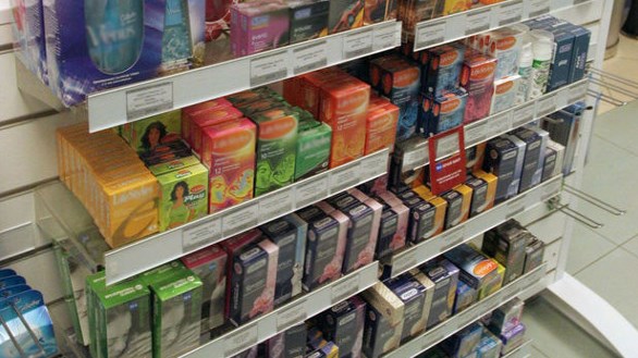 Prezervativi almağa utandığı üçün oğurladı — VİDEO