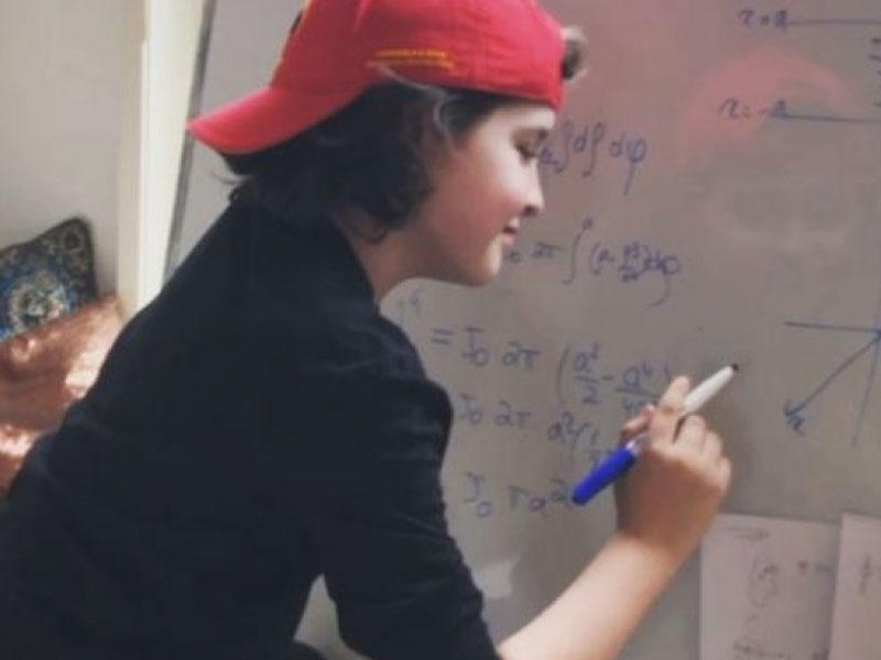 Doqquz yaşında universitet məzunu olacaq qız Ginnesin Rekordlar Kitabına daxil ediləcək