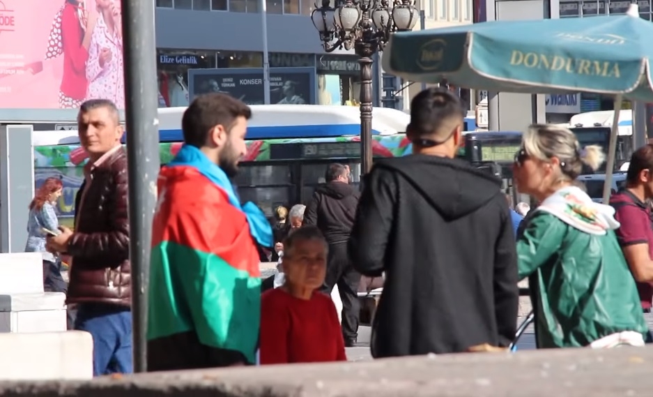 Türklər Azərbaycan bayrağına etiraz edən gəncin cavabını belə verdilər - VİDEO