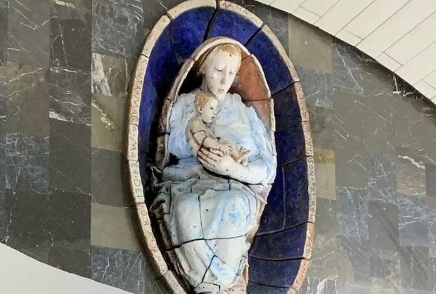 “Əxlaq keşiyində”: Moskva metrosunda Madonnanın sinəsini parça ilə örtdülər – FOTO