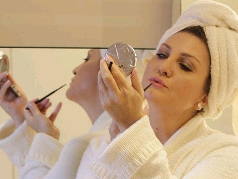 Sibel Canın hamam xalatlı FOTOları müzakirələrə səbəb oldu