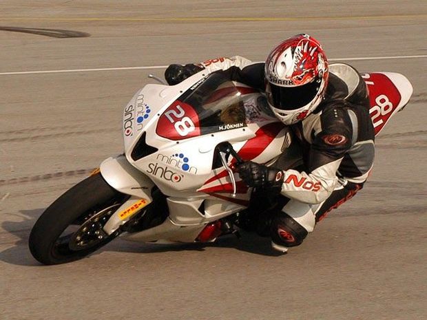 Yarışda qəzaya uğramış pilotu motosiklet vurdu - VİDEO