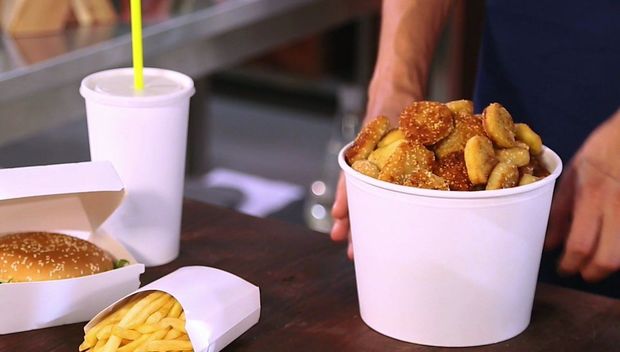 Работник McDonaldʼs признался, что подкладывал клиентам дополнительный наггетс