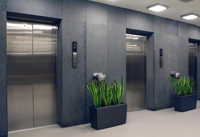 Bakıda lift 7-ci mərtəbədən birinci mərtəbəyə düşdü - VİDEO