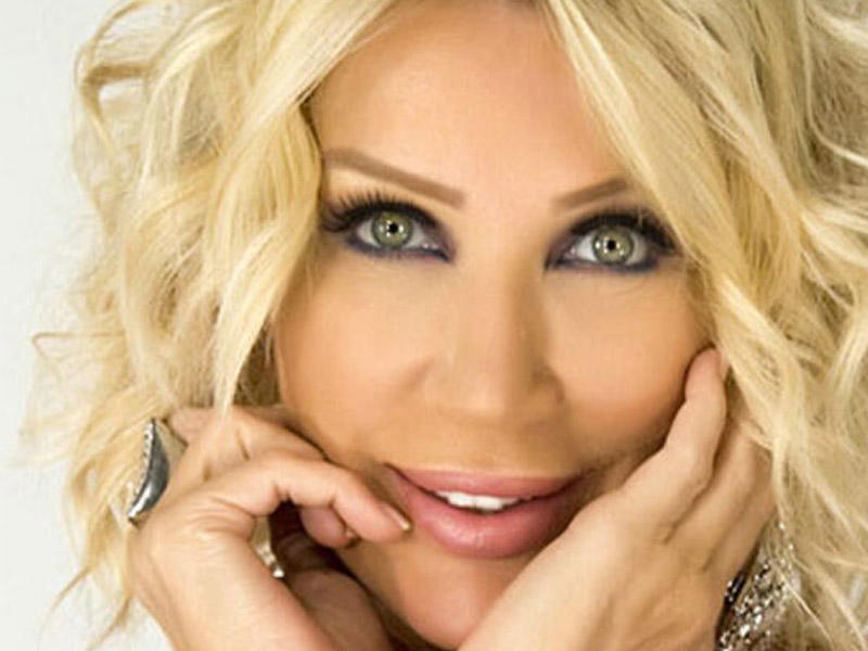 Seda Sayan açıq-saçıq fotosu ilə göz qamaşdırdı