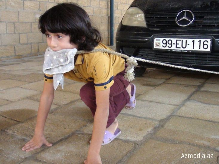 Dişi ilə özündən qat-qat ağır olan avtomobili dartan 10 yaşlı pəhləvanımız - VİDEO - FOTO