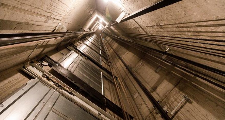 В Баку лифт с пассажирами рухнул с 7 этажа - ВИДЕО