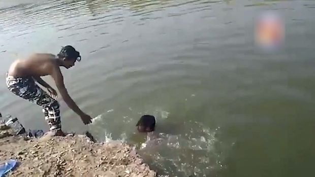 Dostlarına kömək etmək əvəzinə faciəli ölümünü kameraya çəkdilər - VİDEO