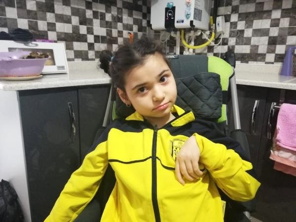 Qonağın bir öpüşü ilə həyatı cəhənnəmə dönən qızcığaz - VİDEO