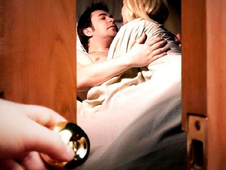 Azərbaycanda ŞOK - Ər arvadının kişilərlə intim görüntülərini kameraya çəkdi - VİDEO