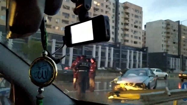 Bakı-Sumqayıt yolunda qəza: BMW dəmir arakəsməyə çırpıldı - VİDEO
