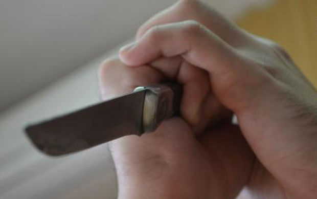 Dostunu pis yoldan çəkindirmək istədiyi üçün bıçaqlandı