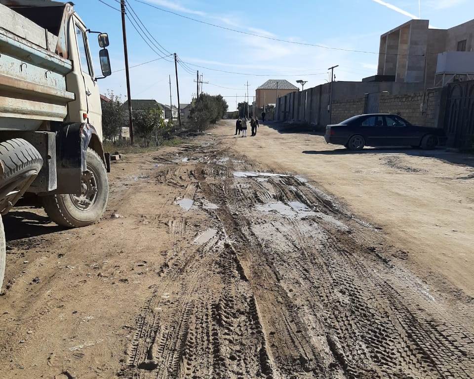 Suraxanı rayonu Samir Əliyev küçəsinin sakinləri 20 ildir asfalt yola həsrətdirlər