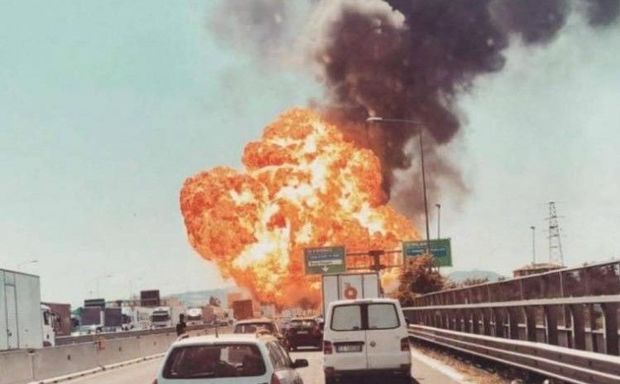 Bakı-Astara yolunda yanacaq daşıyan maşın aşaraq alovlanıb