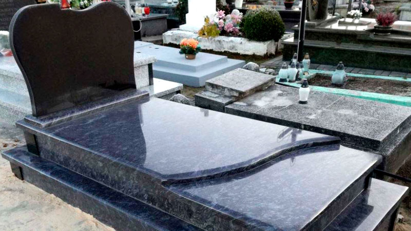 Bakıda 120 min manatlıq qara mərmərdən baş daşı qoyublar (VİDEO)