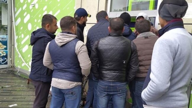 Bakıda QƏRİBƏ APARAT PEYDA OLDU - Hər kəsə PUL PAYLAYIR