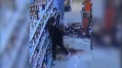 Almaniyada miqrant marketdə içki şöbəsini dağıtdı - VİDEO