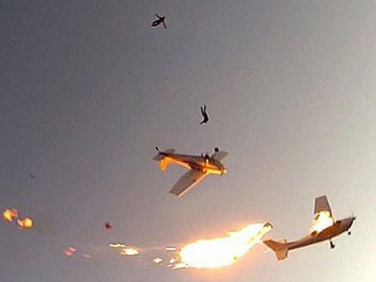SON DƏQİQƏ: İki təyyarə havada toqquşdu - Çox sayda ölü var / VİDEO