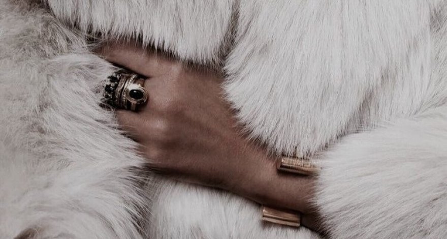 Зоозащитница изрезала женщину в мехах прямо в церкви - ФОТО