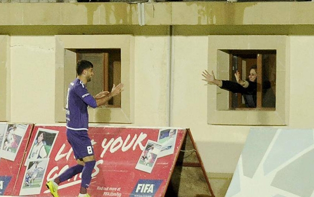 “Qarabağ”a qol vurub anasına doğru qaçdı - VİDEO