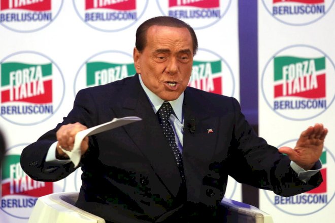 Selfi çəkdirmək Berluskoninin başına oyun açdı - Xəstəxanalıq oldu