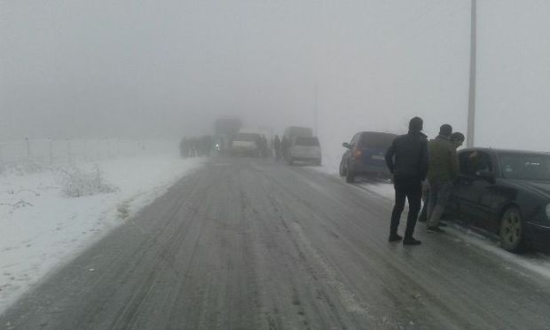 Şəkərin dəfnində əmisinin vəziyyəti pisləşdi, Bakıya aparılarkən qəzaya düşdülər: Əmisi qızı ağır yaralandı - FOTO