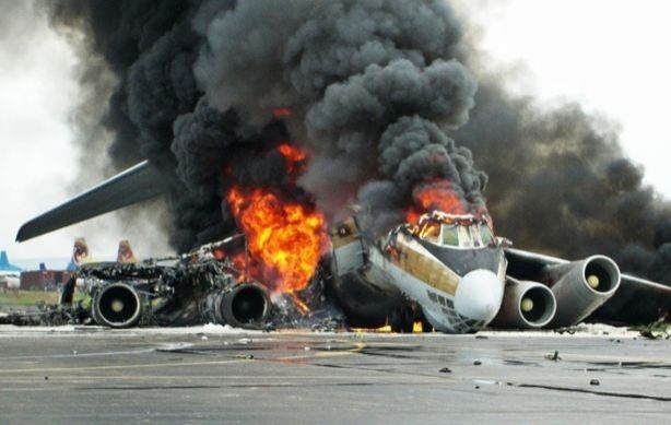 SON DƏQİQƏ: Məşhurların olduğu təyyarə QƏZAYA UĞRADI - Onlarla ölü və yaralı var / VİDEO