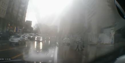 Bakıda azyaşlı uşaqdan maraqlı addım - polis paltarı geyinib... - VİDEO