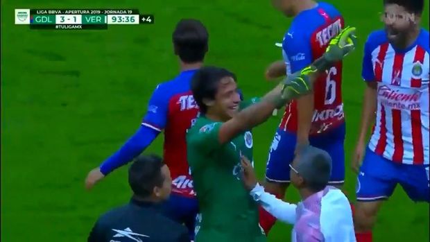 Qapıçı öz cərimə meydançasından qol vurdu - VİDEO