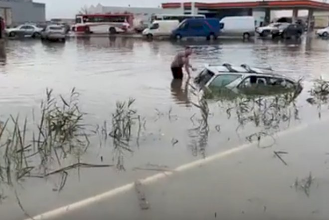 “Sədərək” bazarını sel basdı, avtomobillər su altında qaldı - Video