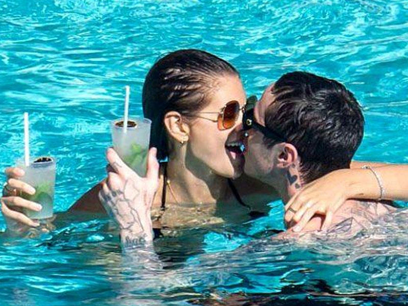 18 yaşlı model sevgilisi ilə dodaq-dodağa - FOTO